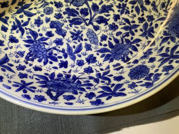 Un plat en porcelaine de Chine en bleu et blanc &agrave; d&eacute;cor floral, Kangxi